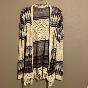 Light sweater with fringe on bottom